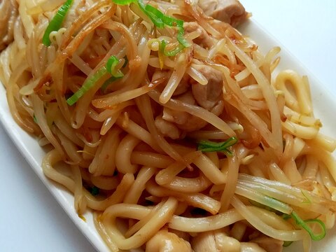 〆にピッタリ★鶏モモ肉ともやしの焼きうどん